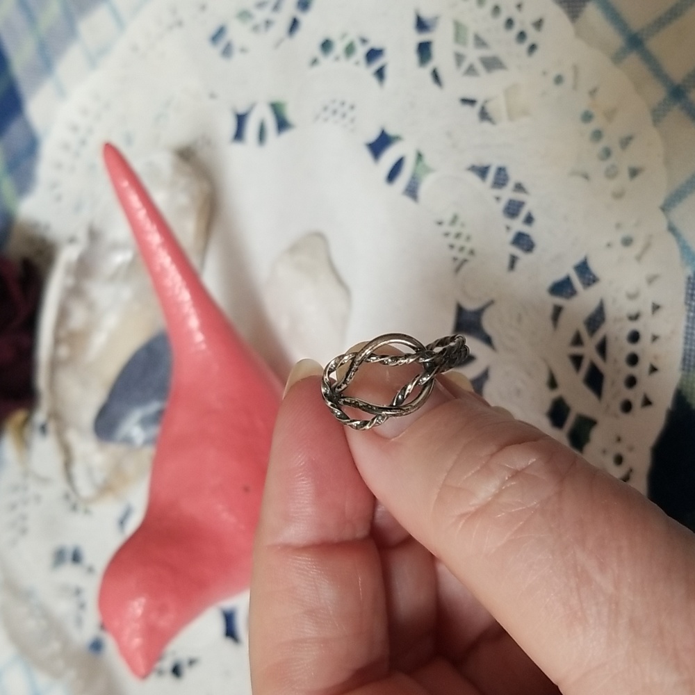 🌚LOVE KNOT RING - Picture 2 of 7